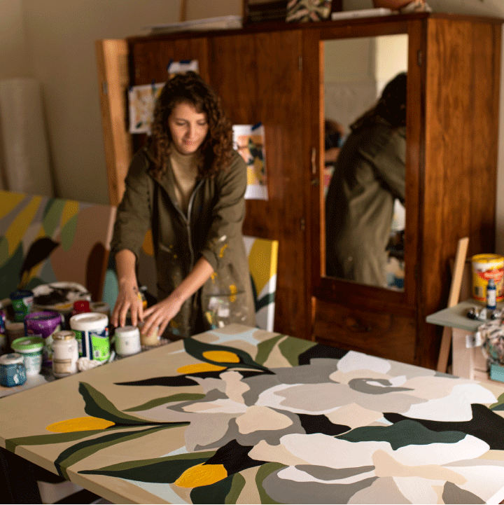 Anabella Jacob pintando en su atelier